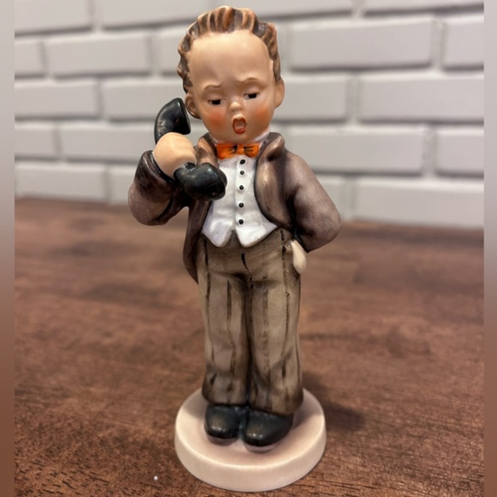 Goebel Hummel Figurine "Hello"
#124/0 - Little
"Boss" Boy On The Telephone